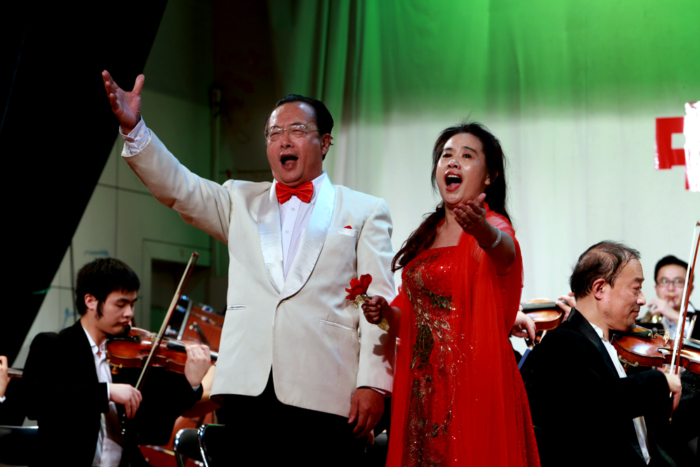 男中音歌唱家王立明与我校音乐学院陈维老师合作二重唱《爱情圆舞曲》