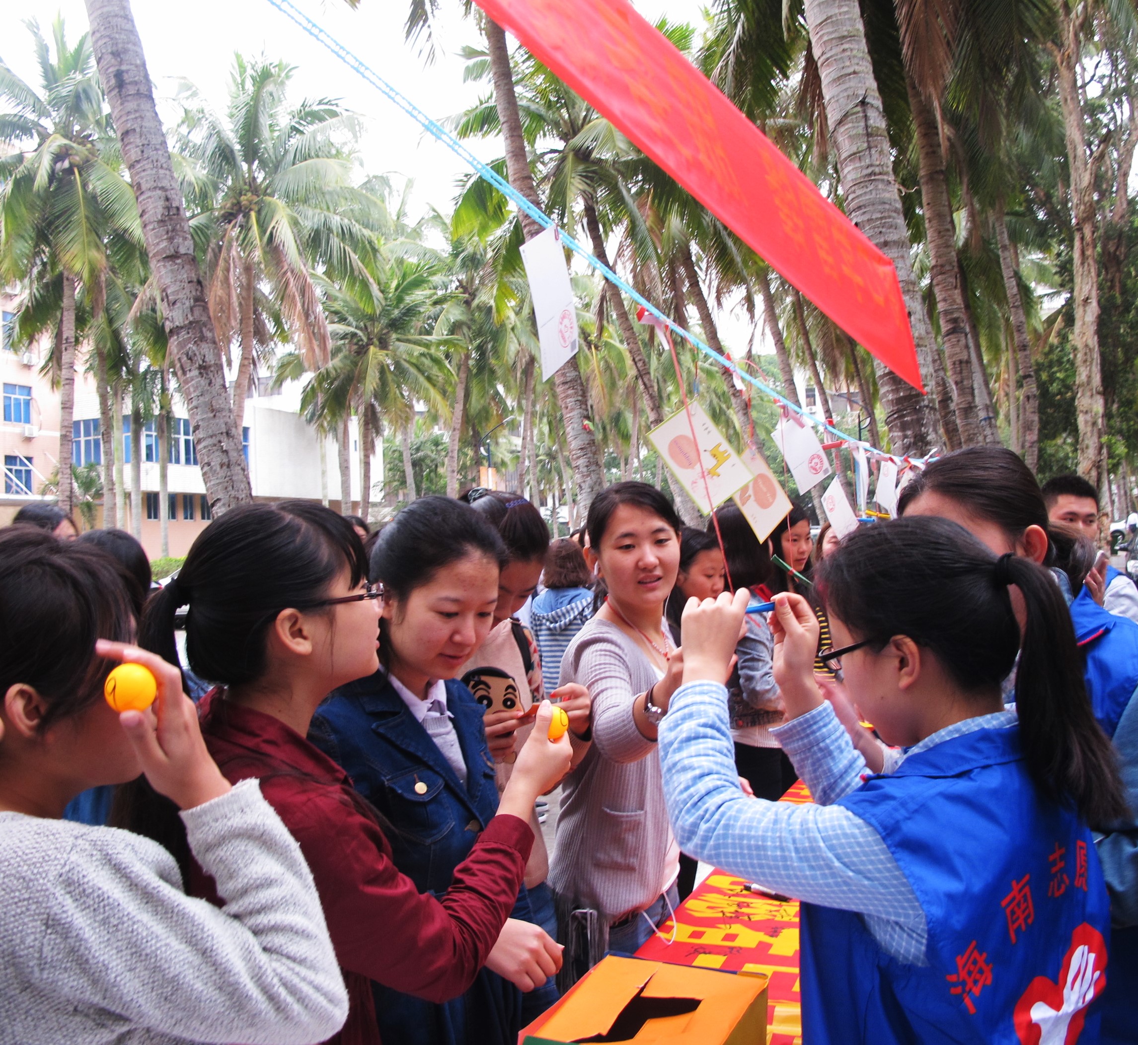 窗口学雷锋，服务暖人心 ——记必赢76net线路学习雷锋活动