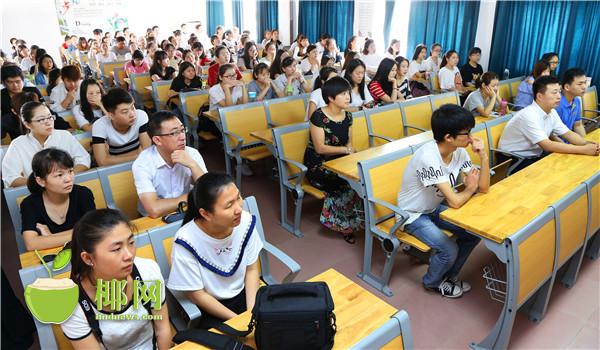 海南师范大学师生收看海南省第七次党代会开幕会直播