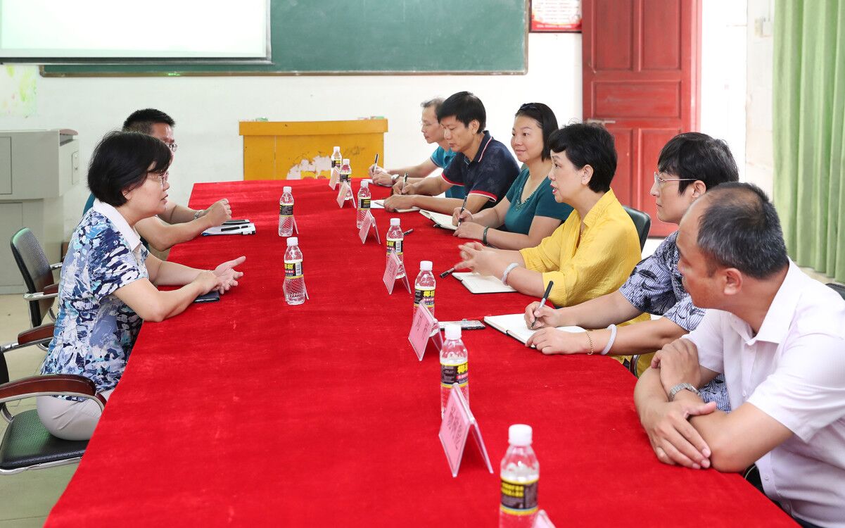李红梅陪同省教育厅副厅长李燕仪到海师实验小学调研