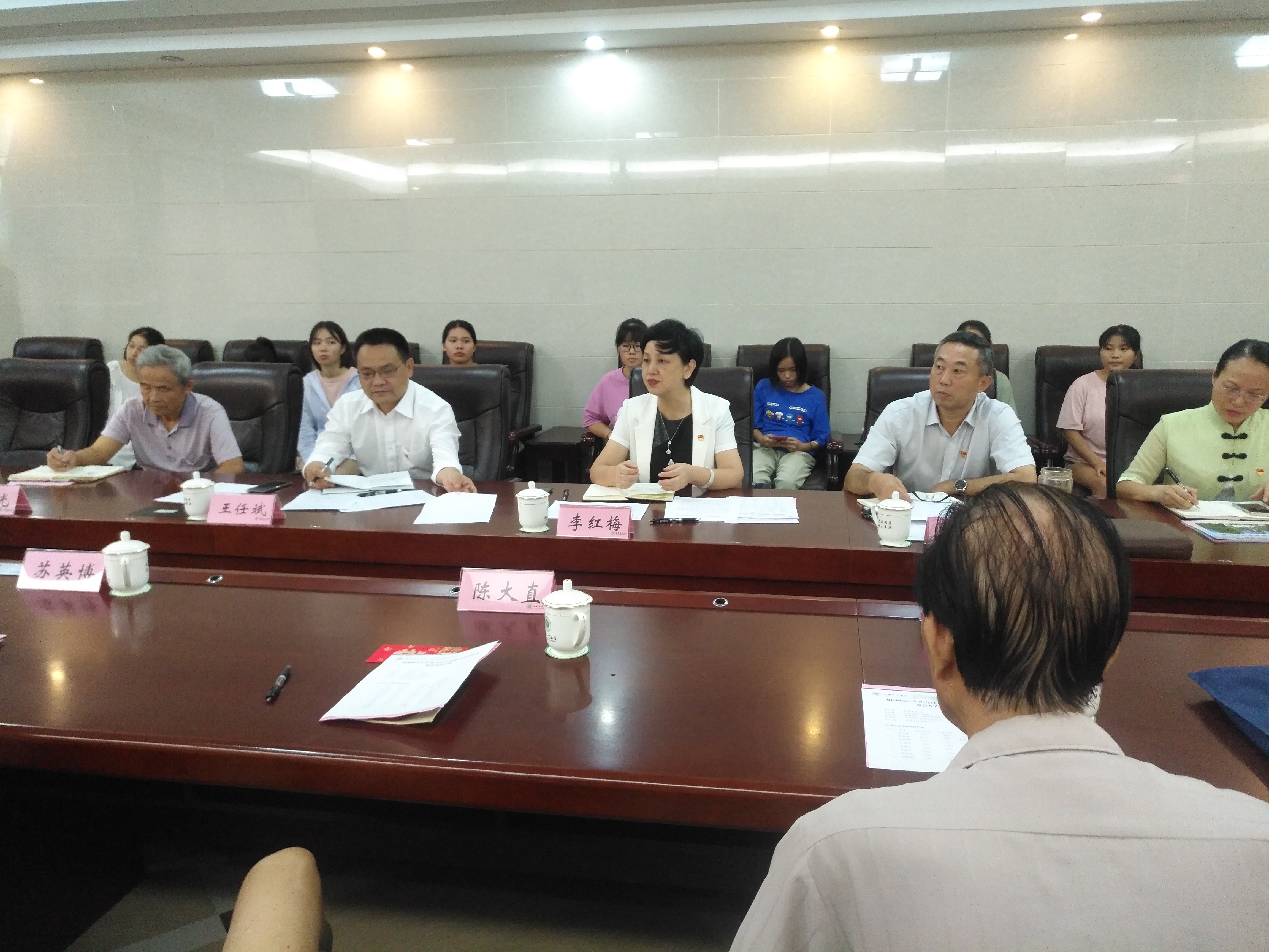 我校召开“永远跟党走”——50年以上党龄老党员代表座谈会