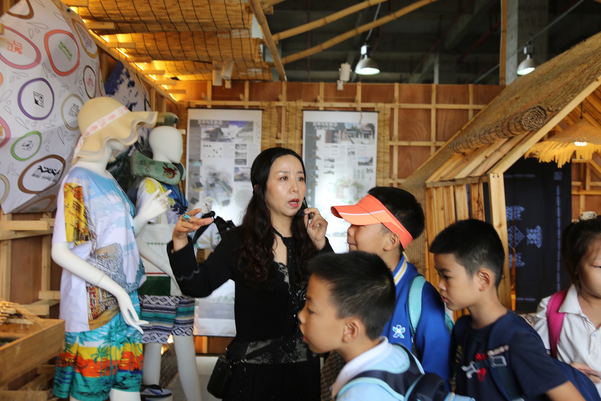 海南师范大学“黎锦”传承基地项目与微城未来学校开展实践培训活动