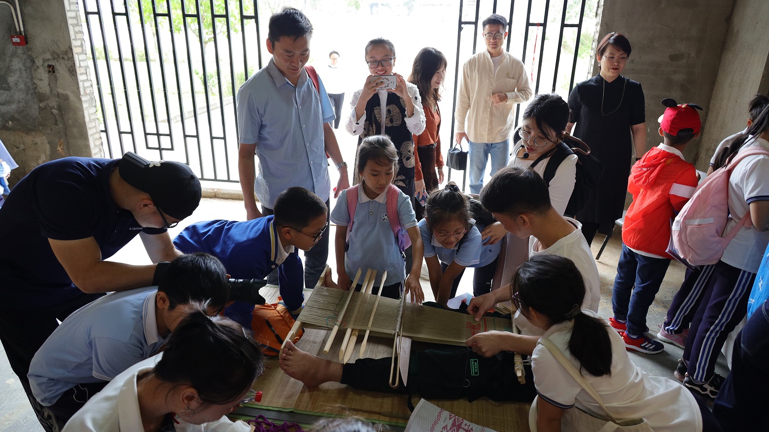 beat365官方最新版“黎锦”传承基地项目与微城未来学校开展实践培训活动