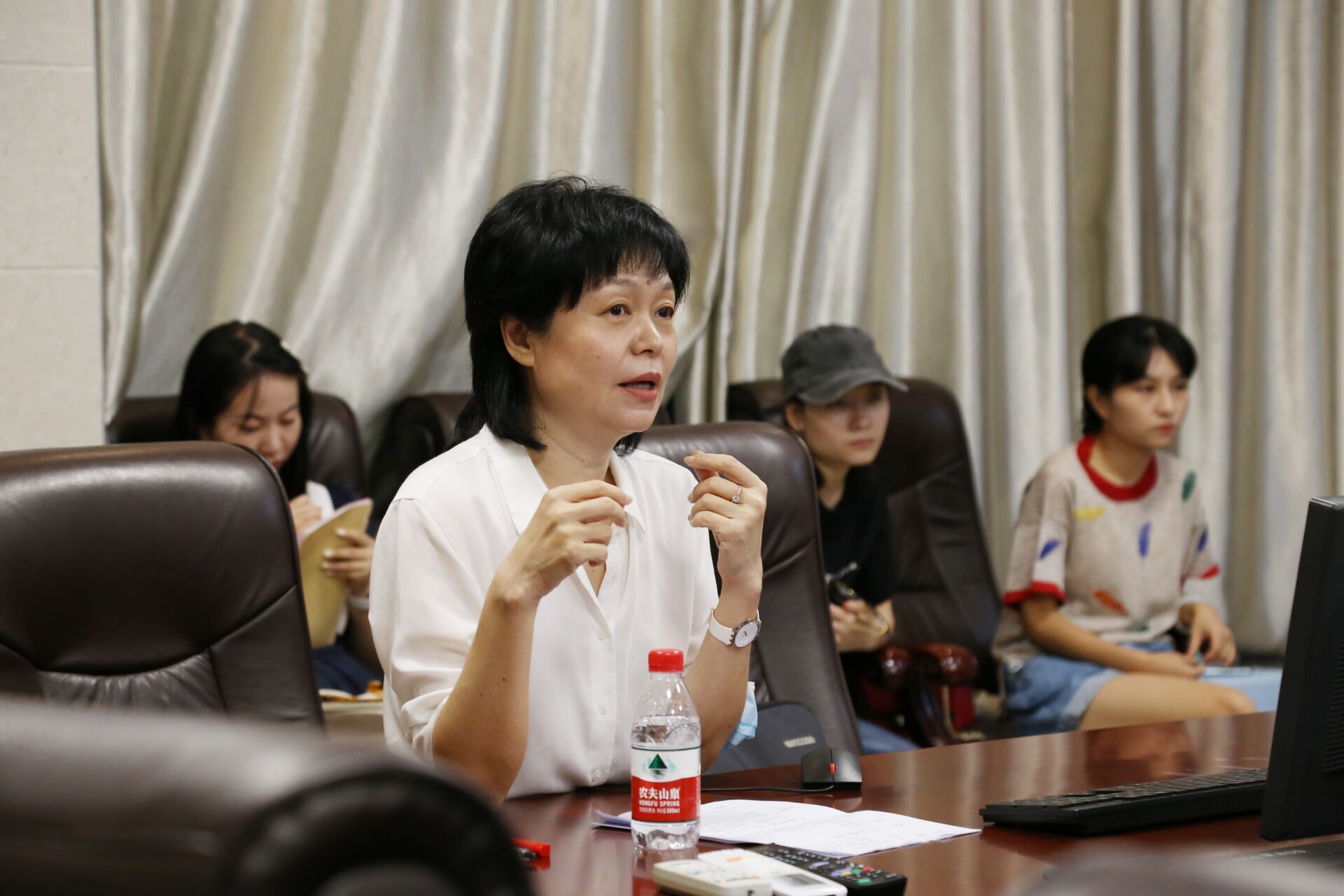 原中国摄影家协会主席王瑶为我院研究生开展视觉纪事的主题座谈会