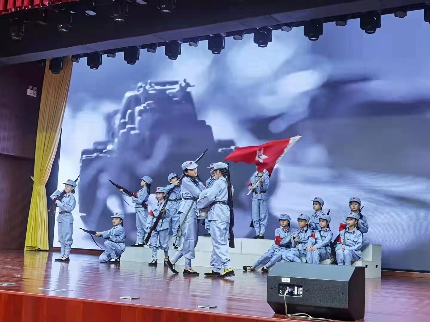 我校学生参加海南师范大学庆祝中国共产党建党100周年文艺晚会塈七一表彰会