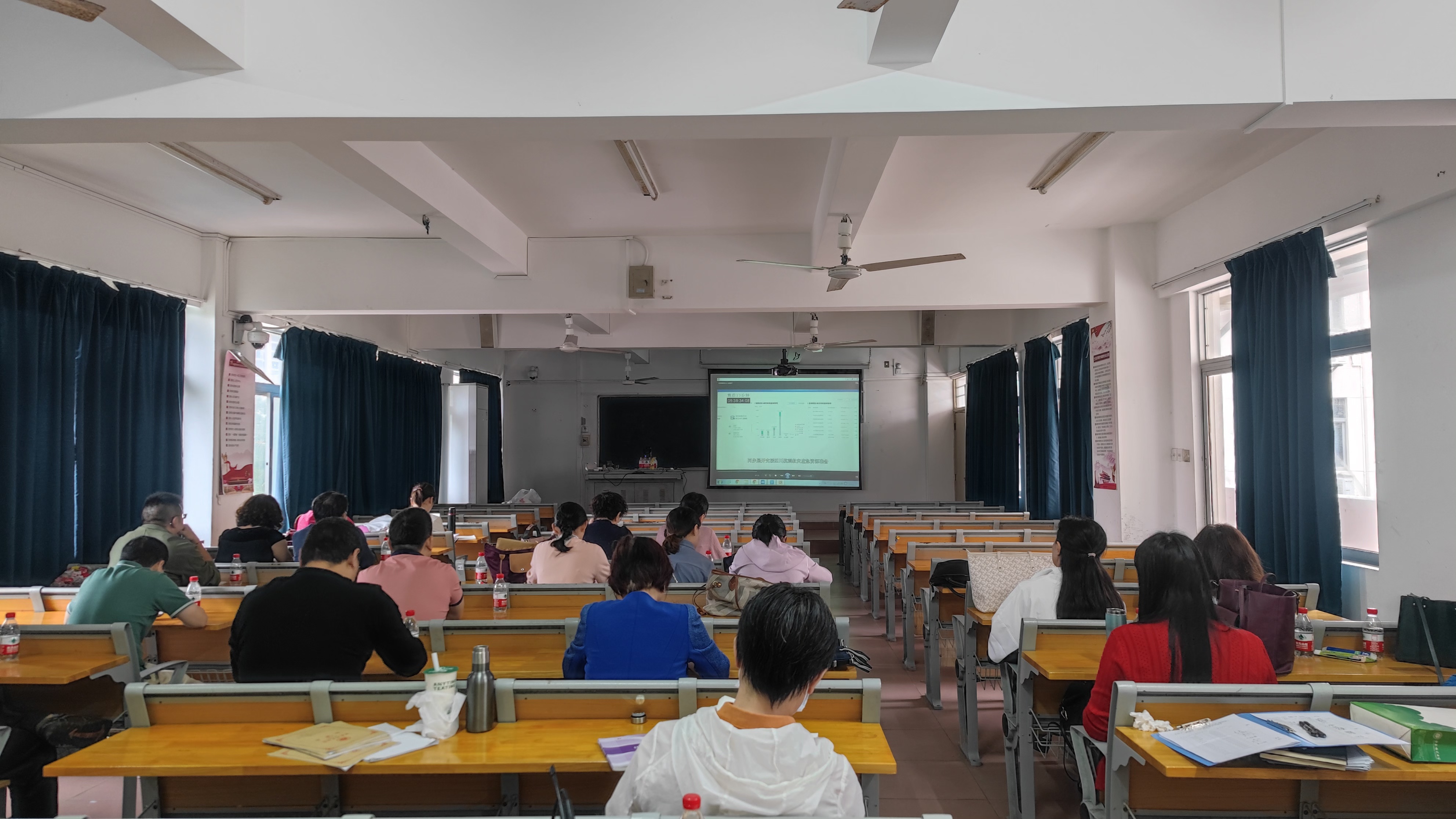 马克思主义学院召开全体教职工大会