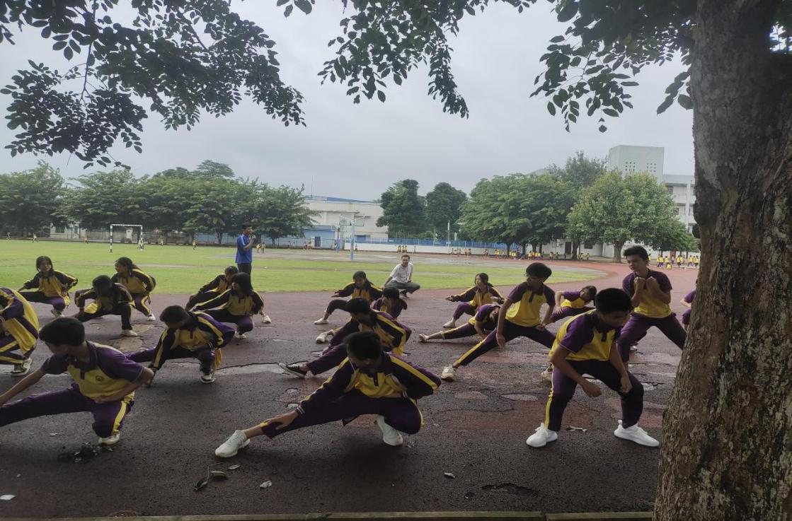 传统武术进校园，文化滋养少年心—体育实习教师参与三门坡学校的武术操指导活动