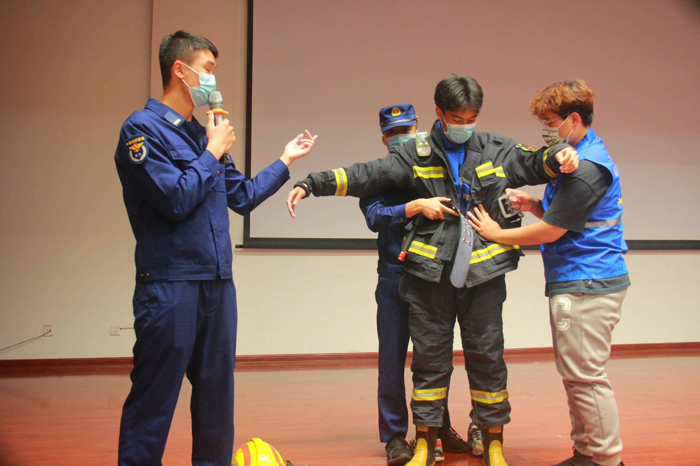 我校开展消防志愿者安全知识专题培训